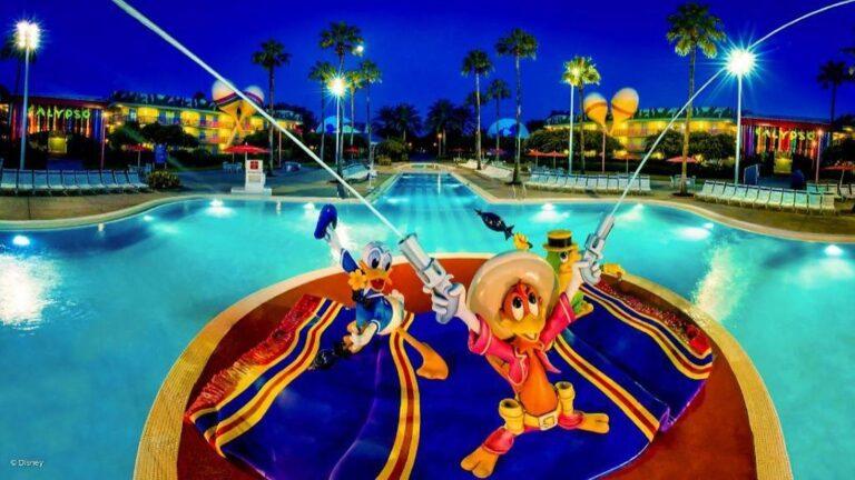 בריכת הגיטרה ב-Disney's All-Star Music Resort עם מזרקת שלושת הקבלרוס