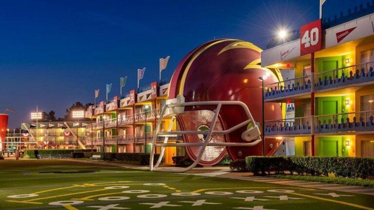 Disney's All-Star Sports Resort עם קסדת פוטבול ענקית ומגרש בחצר המלון