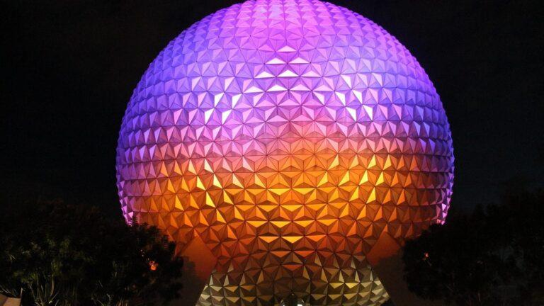כדור Spaceship Earth באפקוט מואר בסגול וכתום בלילה
